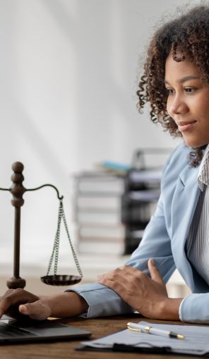 american-woman-is-legal-litigation-attorney-femal-2025-01-16-22-58-11-utc.jpg