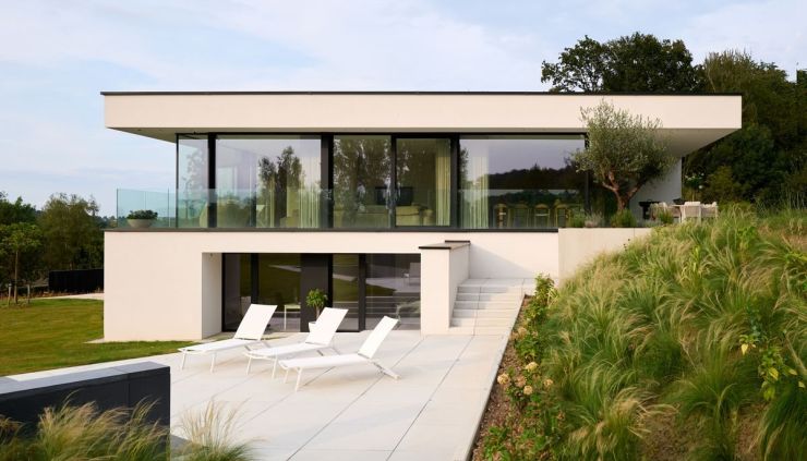 Villa minimaliste toit plat crepi piscine terrain pentu brabant wallon 15