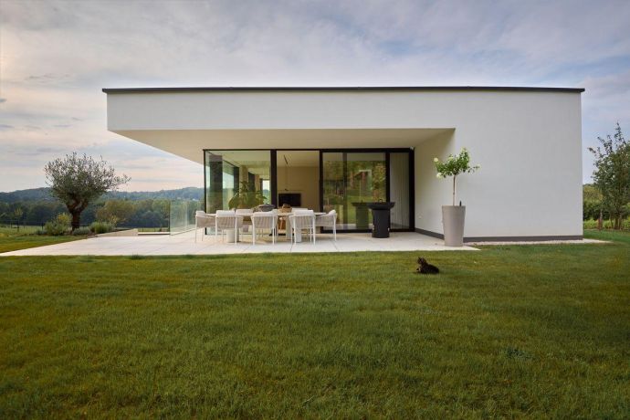 Villa minimaliste toit plat crepi piscine terrain pentu brabant wallon 13