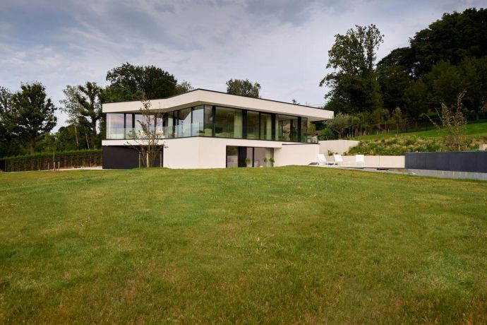 Villa minimaliste toit plat crepi piscine terrain pentu brabant wallon 16